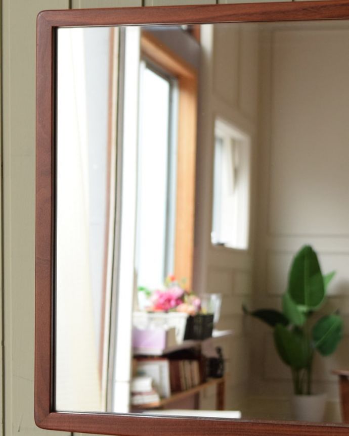 G-PLAN(Gプラン)　アンティーク家具　G-PLANのフレスコシリーズ、デスクにもおススメのヴィンテージドレッサー。近くで見ると･･･鏡がキレイな状態のものを選んできました。(x-1347-f)