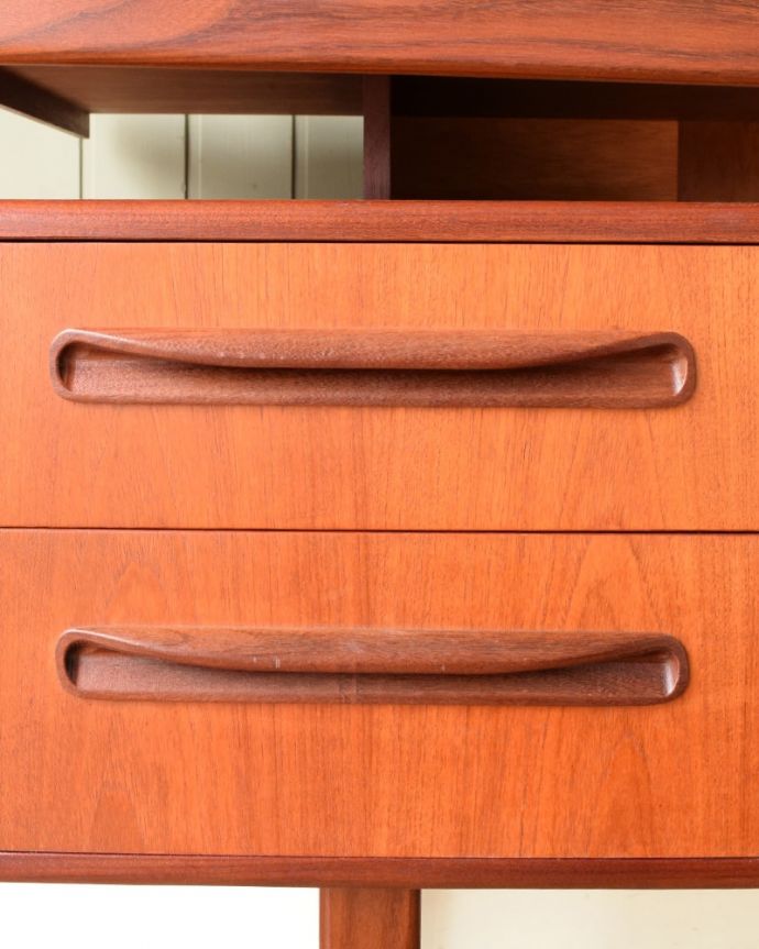 G-PLAN(Gプラン)　アンティーク家具　G-PLANのフレスコシリーズ、デスクにもおススメのヴィンテージドレッサー。取っ手もデザインの一部デザインの一部になっているカッコいい取っ手。(x-1347-f)