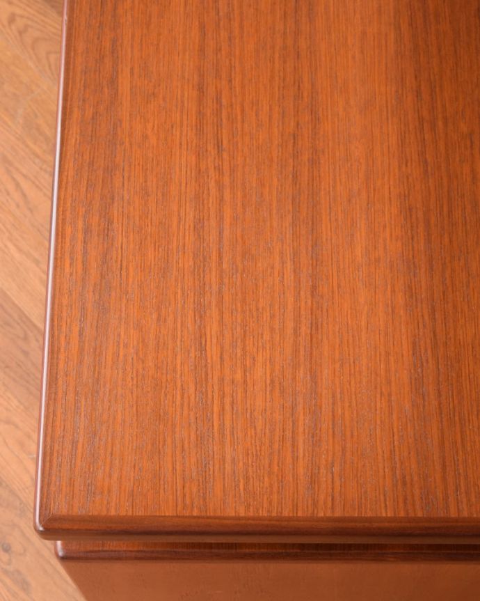 G-PLAN(Gプラン)　アンティーク家具　G-PLANのフレスコシリーズ、デスクにもおススメのヴィンテージドレッサー。天板の塗装もキレイに仕上げましたヴィンテージの家具は新品ではないのでキズや汚れはありますが、デスクとしても使えるように天板もしっかりキレイに修復しました。(x-1347-f)