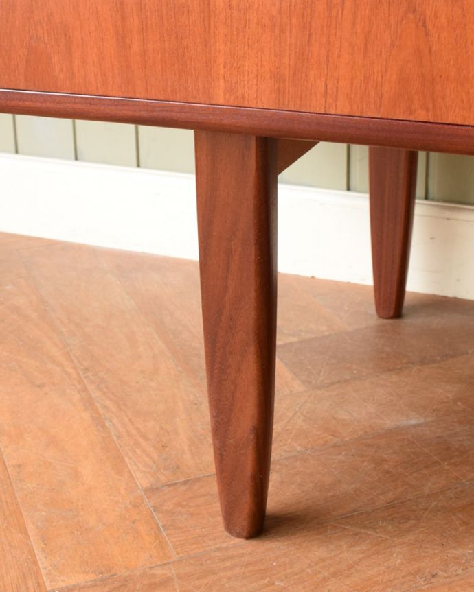 G-PLAN(Gプラン)　アンティーク家具　G-PLANのフレスコシリーズ、デスクにもおススメのヴィンテージドレッサー。 女性1人でラクラク運べちゃう仕掛けHandleのアンティークは、脚の裏にフェルトキーパーをお付けしています。(x-1347-f)