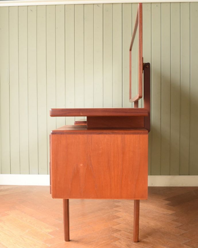 G-PLAN(Gプラン)　アンティーク家具　G-PLANのフレスコシリーズ、デスクにもおススメのヴィンテージドレッサー。横から見てもカッコいい北欧スタイルの家具は横から見てもクール。(x-1347-f)