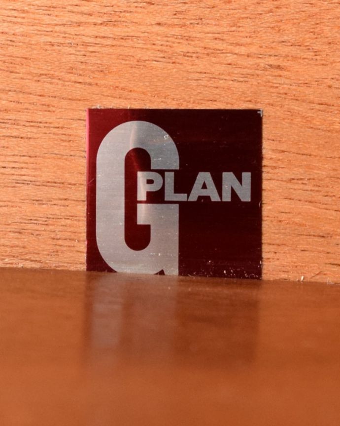 G-PLAN(Gプラン)　アンティーク家具　G-PLANのフレスコシリーズ、デスクにもおススメのヴィンテージドレッサー。安心の証1965～80年くらいまで使われいたレッドラベルが残っていました。(x-1347-f)