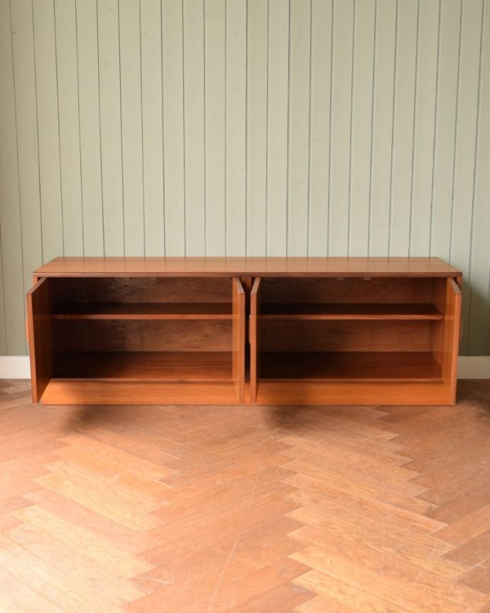 G-PLAN(Gプラン)　アンティーク家具　G-PLANフレスコシリーズのサイドボード、北欧スタイルのヴィンテージ家具。扉の奥はたっぷり収納扉を開けると、中にはたっぷりの収納。(x-1348-f)