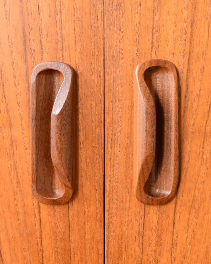 G-PLAN(Gプラン)　アンティーク家具　G-PLANフレスコシリーズのサイドボード、北欧スタイルのヴィンテージ家具。扉の木目があたたかさを演出クールなデザインなのに、なんだかほっとするあたたかさ。(x-1348-f)