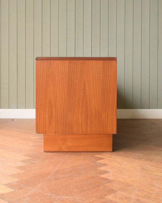 G-PLAN(Gプラン)　アンティーク家具　G-PLANフレスコシリーズのサイドボード、北欧スタイルのヴィンテージ家具。横から見てもスッキリどこから見てもスッキリとしてステキなヴィンテージ。(x-1348-f)