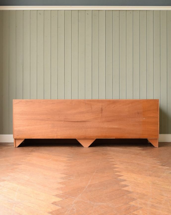 G-PLAN(Gプラン)　アンティーク家具　G-PLANフレスコシリーズのサイドボード、北欧スタイルのヴィンテージ家具。もちろん後ろ姿もキレイですビンテージは新品ではないので、もちろん経年変化によるキズはあります。(x-1348-f)