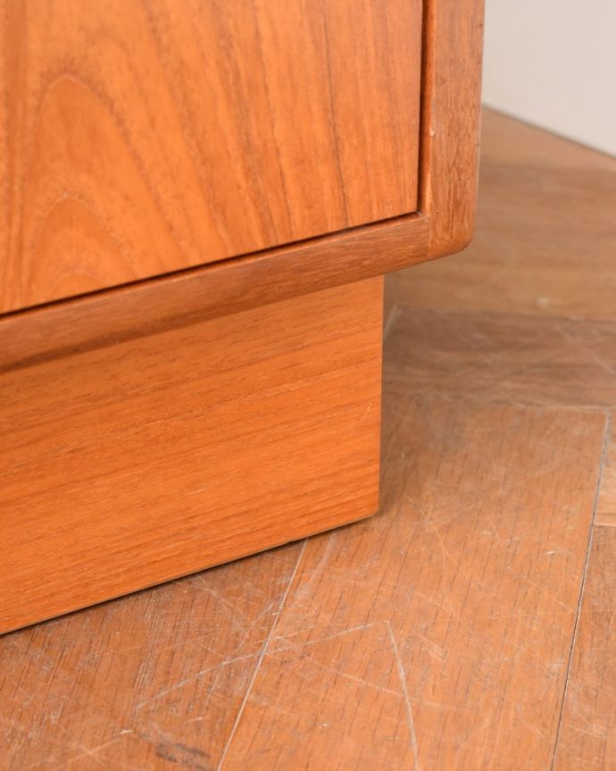 G-PLAN(Gプラン)　アンティーク家具　G-PLANフレスコシリーズのサイドボード、北欧スタイルのヴィンテージ家具。スッキリとした脚の裏には…Handleの家具の脚裏にはフェルトキーパーをお付けしています。(x-1348-f)