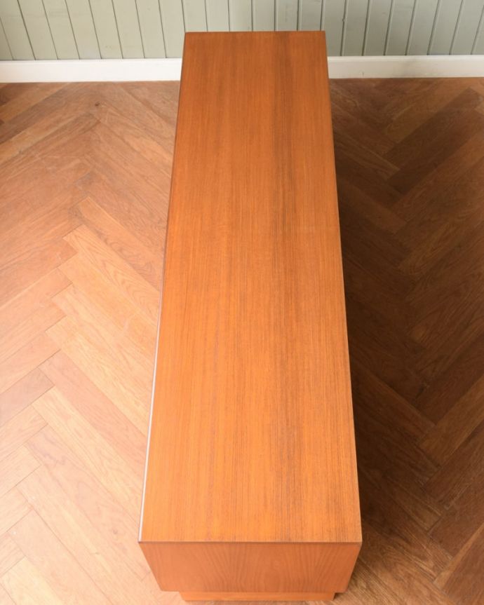 G-PLAN(Gプラン)　アンティーク家具　G-PLANフレスコシリーズのサイドボード、北欧スタイルのヴィンテージ家具。天板の塗装もキレイに仕上げましたヴィンテージの家具は修復方法が様々。(x-1348-f)