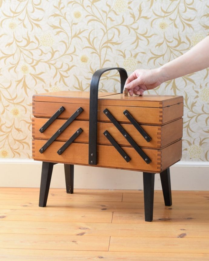 アンティークのソーイングボックス