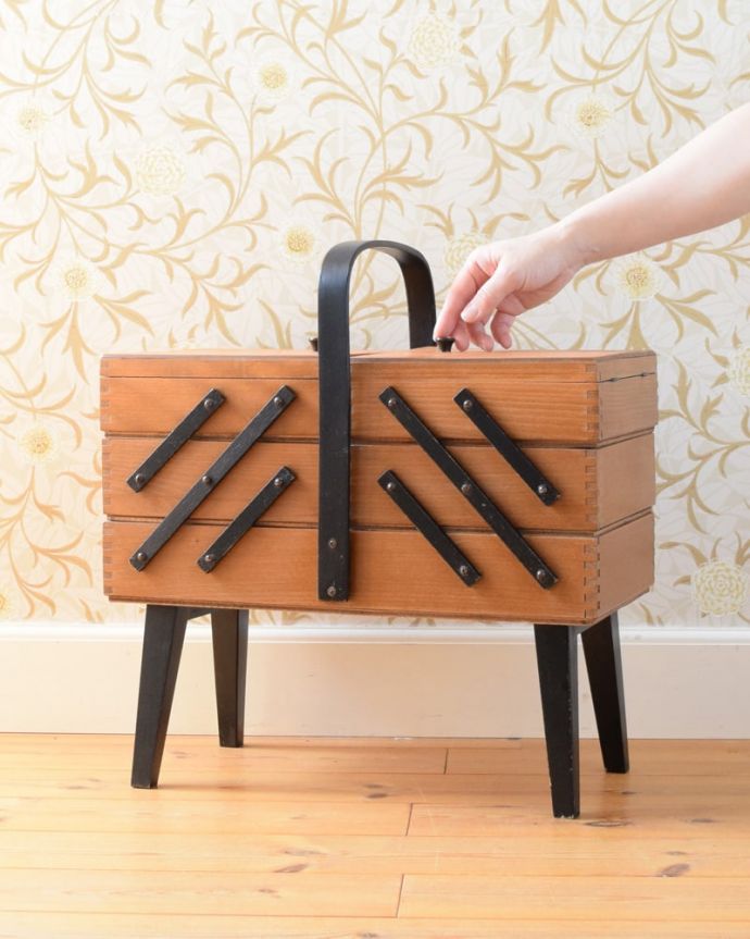 ソーイングボックス アンティーク家具 ソーイングボックス。女性のためのお裁縫箱今も昔も、女性だったら必ず持っているアンティークのソーイングボックス。(x-1350-f)