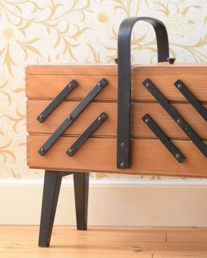 ソーイングボックス アンティーク家具 ソーイングボックス。持ち運びもラクラクです持ち手が付いているので移動もラクラクです。(x-1350-f)