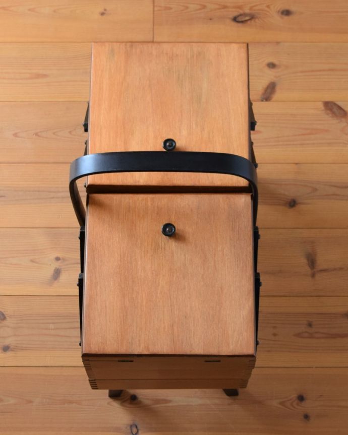 ソーイングボックス アンティーク家具 ソーイングボックス。上から見ると・・・キレイに修復しましたが、アンティークは新品ではないので経年変化による傷がある場合があります。(x-1350-f)