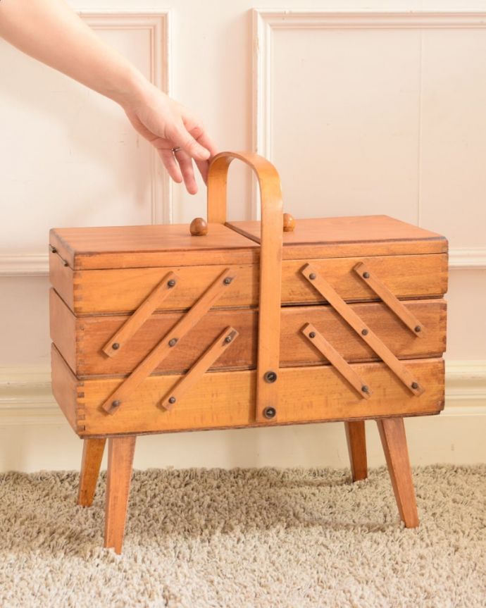 ソーイングボックス　アンティーク家具　ソーイングボックス。女性のためのお裁縫箱今も昔も、女性だったら必ず持っているアンティークのソーイングボックス。(x-1351-f)