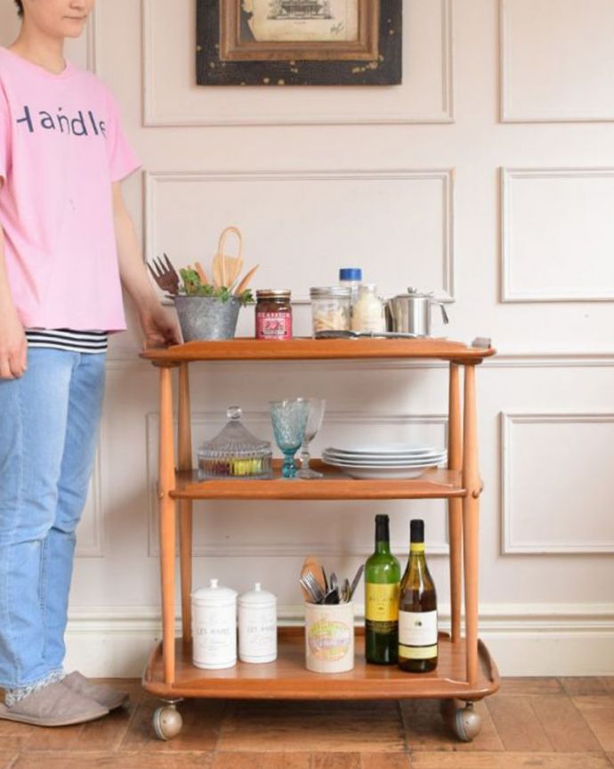 アーコールの家具　アンティーク家具　アーコール社のヴィンテージ家具、北欧デザインのキャスター付きワゴン（ERCOL）。コロコロ転がせて移動も楽チン！アンティークの中でも人気の高いワゴン。(x-1352-f)