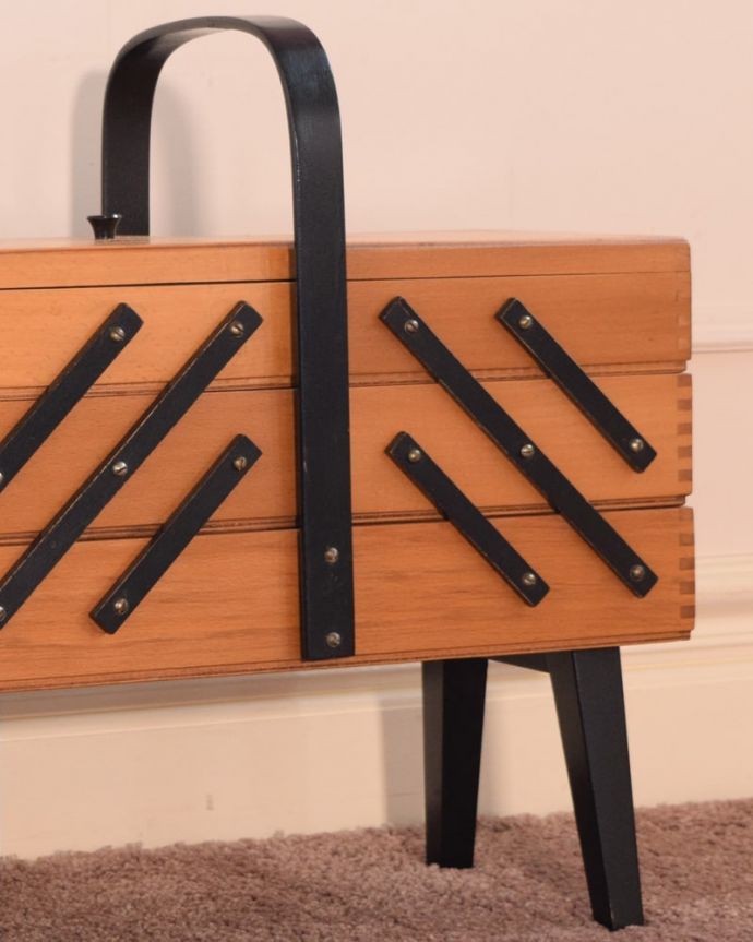 ソーイングボックス アンティーク家具 ソーイングボックス。持ち運びもラクラクです持ち手が付いているので移動もラクラクです。(x-1353-f)