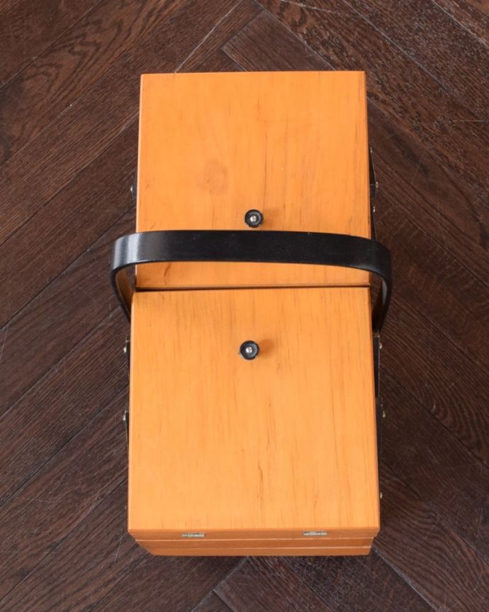 ソーイングボックス アンティーク家具 ソーイングボックス。上から見ると・・・キレイに修復しましたが、アンティークは新品ではないので経年変化による傷がある場合があります。(x-1353-f)