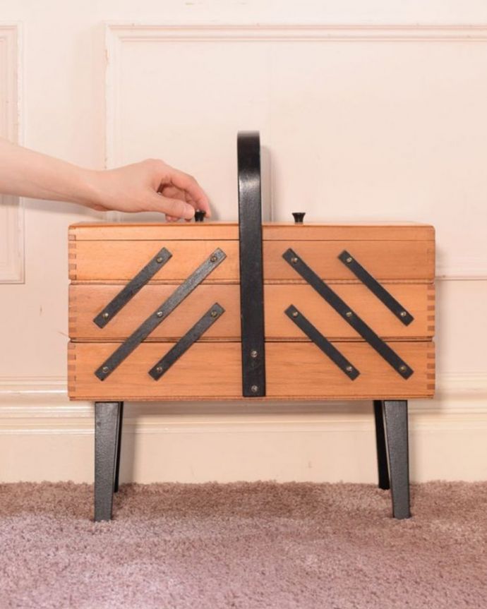 ソーイングボックス アンティーク家具 ソーイングボックス。女性のためのお裁縫箱今も昔も、女性だったら必ず持っているアンティークのソーイングボックス。(x-1353-f)