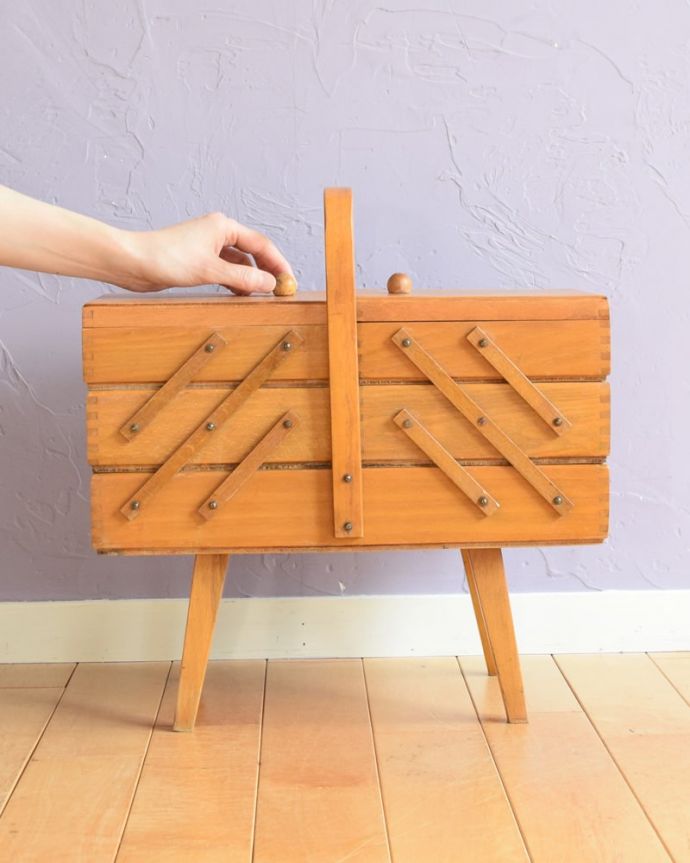 ソーイングボックス アンティーク家具 ソーイングボックス。女性のためのお裁縫箱今も昔も、女性だったら必ず持っているアンティークのソーイングボックス。(x-1354-f)