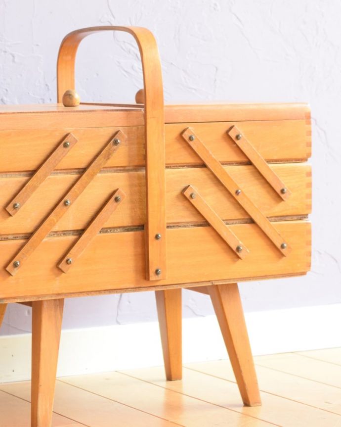 ソーイングボックス アンティーク家具 ソーイングボックス。持ち運びもラクラクです持ち手が付いているので移動もラクラクです。(x-1354-f)