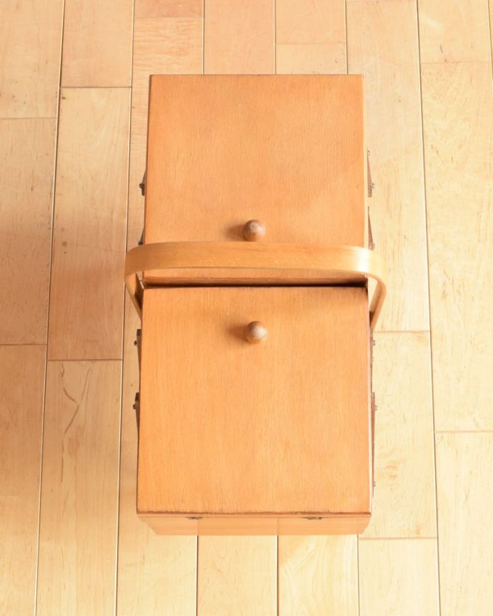 ソーイングボックス アンティーク家具 ソーイングボックス。上から見ると・・・キレイに修復しましたが、アンティークは新品ではないので経年変化による傷がある場合があります。(x-1354-f)