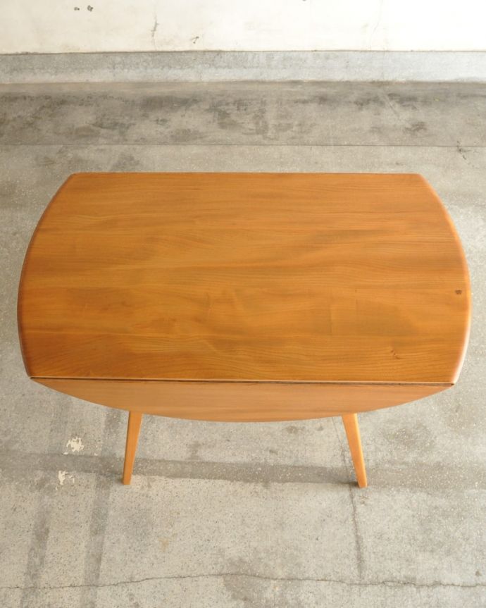 アーコールの家具 アンティーク家具 ドロップリーフテーブル 畳むとこんなにスリムなサイズリーフを閉じた状態のテーブルを上から見るとこんな感じ。(x-1356-f)