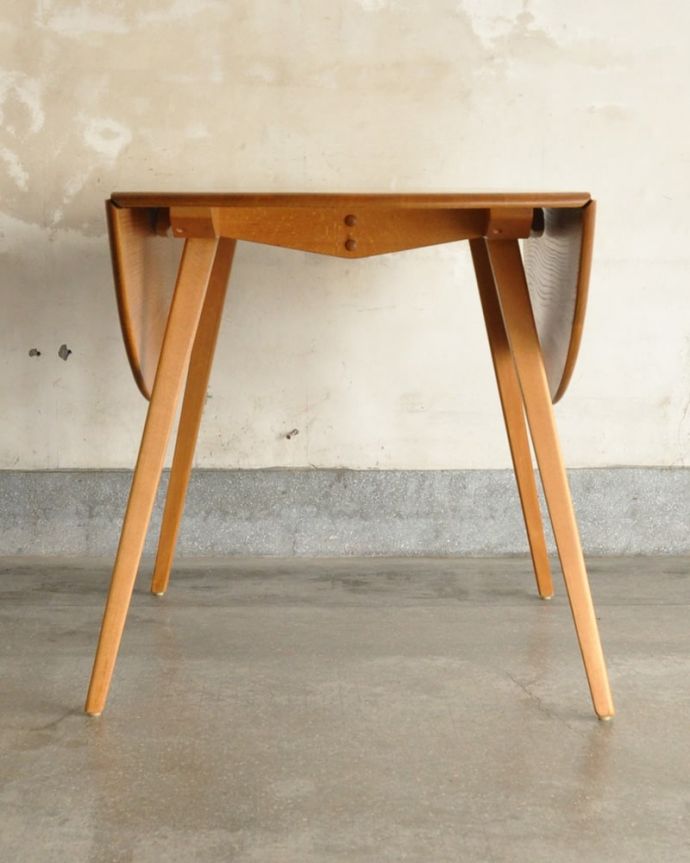 アーコールの家具 アンティーク家具 ドロップリーフテーブル 横から見てもステキ使わないときは、たたんで壁につけておけば、お部屋が広く使えます。(x-1356-f)