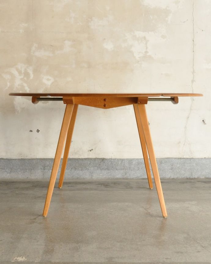 アーコールの家具 アンティーク家具 ドロップリーフテーブル 両方開いたらこんな感じスッキリとしたアーコールの家具は、テーブルにしてはめずらしく幕板と言って天板の下に板がない特殊な構造です。(x-1356-f)