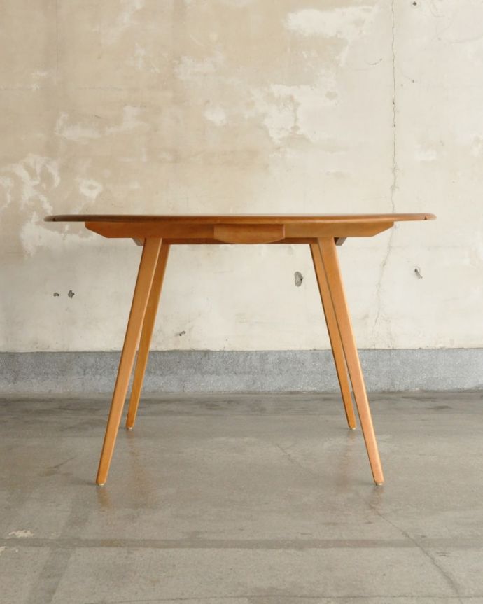 アーコールの家具 アンティーク家具 ドロップリーフテーブル クルッと回転!アンティークは新品ではないので、もちろん経年変化によるキズはありますが、専門の職人がキレイにお直しをしているので、どこから見てもキレイです。(x-1356-f)