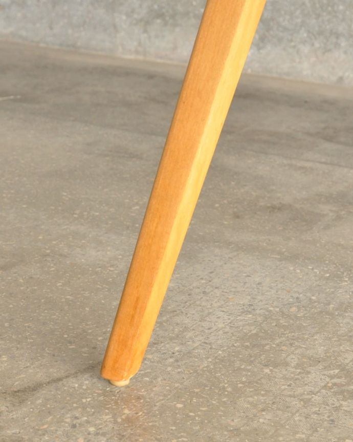 アーコールの家具 アンティーク家具 ドロップリーフテーブル 持ち上げなくても移動できます!Handleのアンティークは、脚の裏にフェルトキーパーをお付けしていますので、持ち上げなくても床を滑らせて移動させることが出来ます。(x-1356-f)