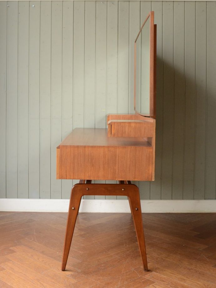 ドレッサーの側面