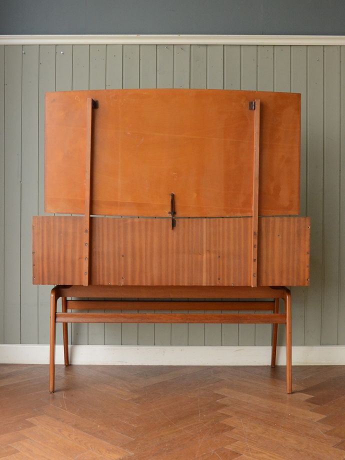 ドレッサーの後ろ姿