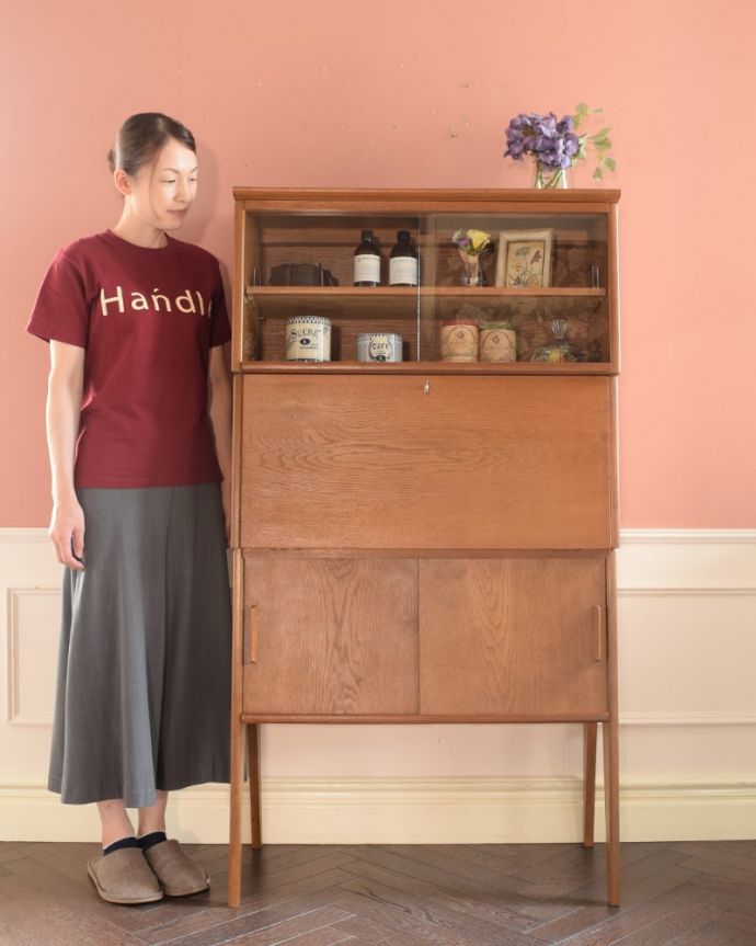 ビューロー アンティーク家具 ビューローキャビネット 人気のヒミツは北欧スタイルのデザインやっぱりスッキリとカッコイイ北欧デザインが人気のサイドボード。(x-1359-f)