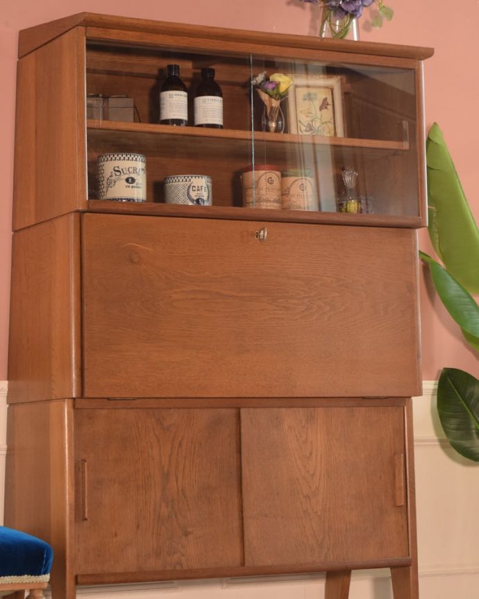 ビューロー アンティーク家具 ビューローキャビネット 扉の木目があたたかさを演出クールなデザインなのに、なんだかほっとするあたたかさ。(x-1359-f)