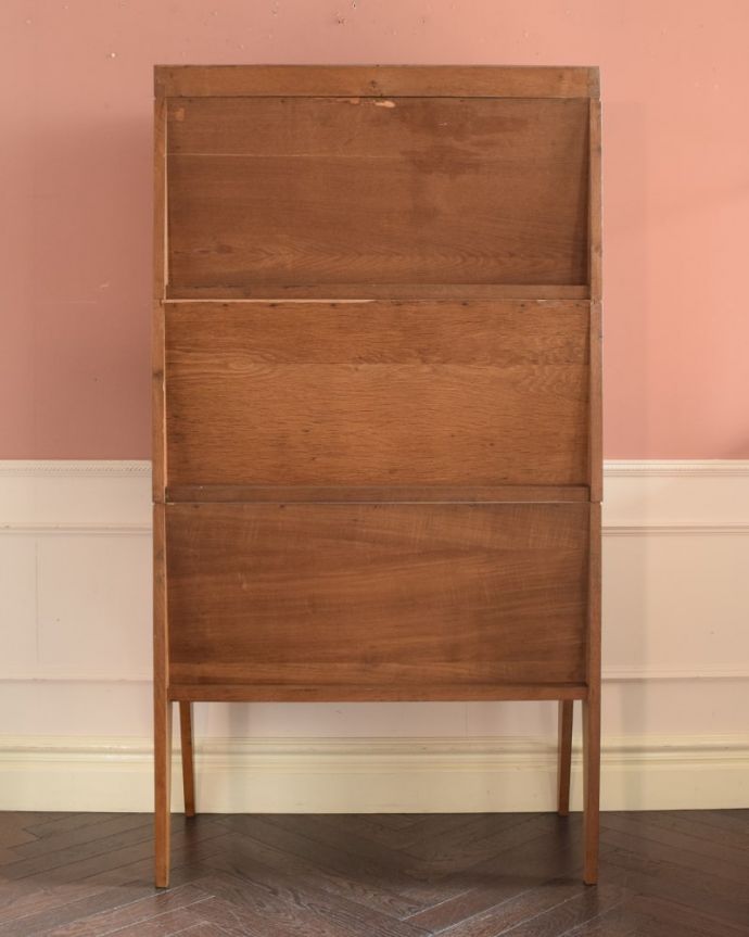 ビューロー アンティーク家具 ビューローキャビネット もちろん後ろ姿もキレイですビンテージは新品ではないので、もちろん経年変化によるキズはあります。(x-1359-f)