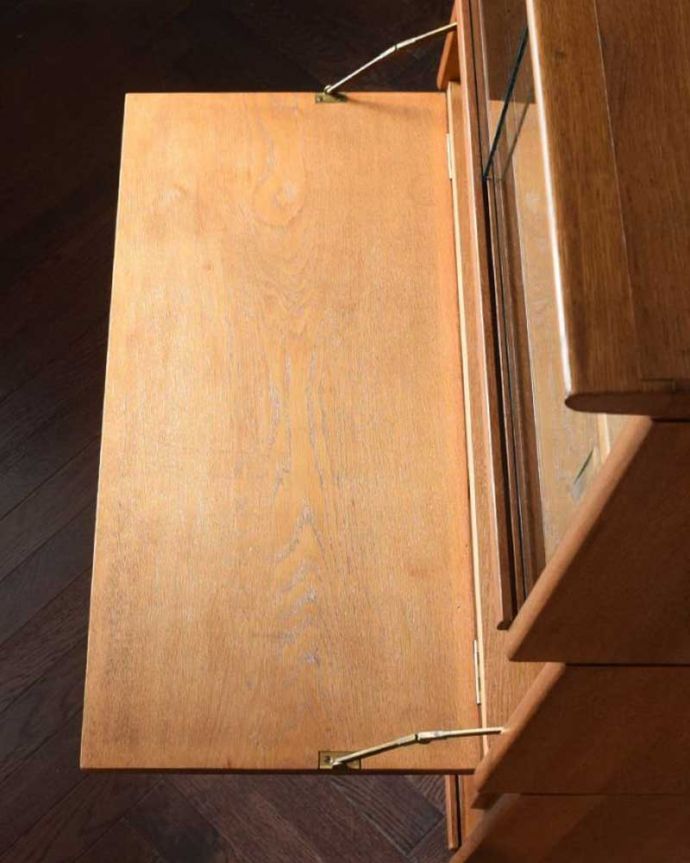 ビューロー アンティーク家具 ビューローキャビネット 天板の塗装もキレイに仕上げましたヴィンテージの家具は修復方法が様々。(x-1359-f)