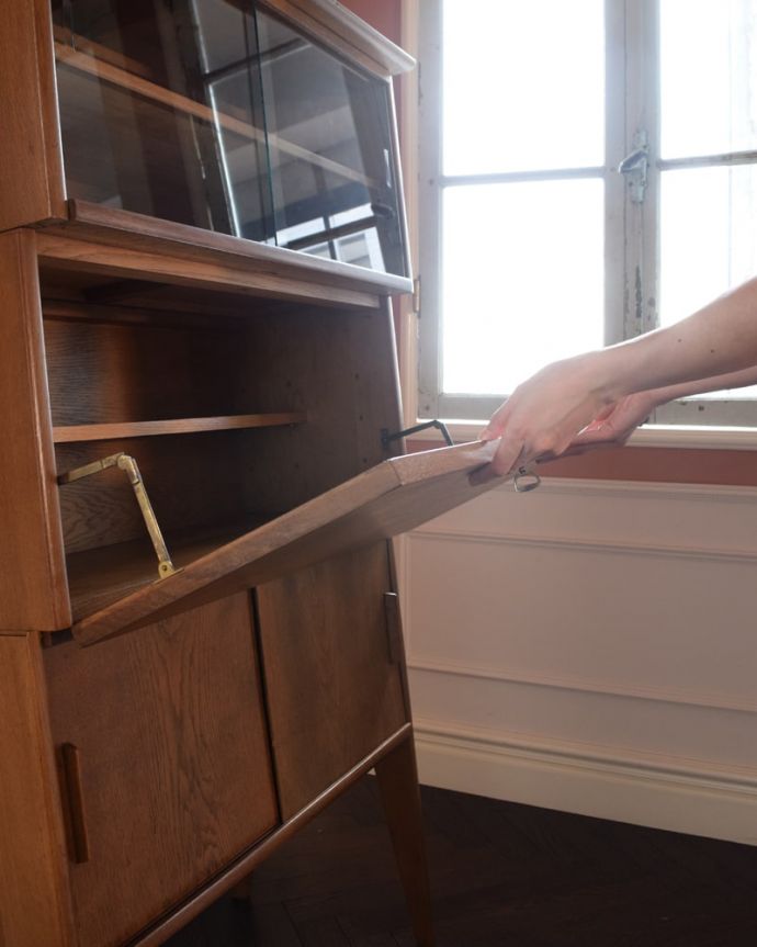 ビューロー アンティーク家具 ビューローキャビネット 扉は、支えでしっかり固定されるので、安心してお使いいただけます。(x-1359-f)