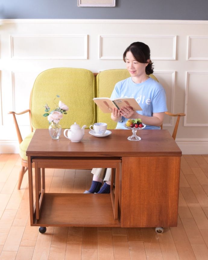 アンティークのテーブル　アンティーク家具　コーヒーテーブル　蝶の羽がモチーフになった美しいテーブルまるで蝶々が羽を広げるように折りたたみが出来るところから名前が付けられた「バタフライ（蝶々）テーブル」。(x-1360-f)