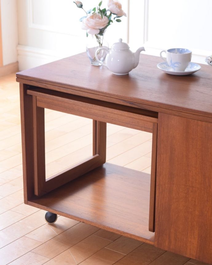 アンティークのテーブル　アンティーク家具　コーヒーテーブル　英国アンティークらしい優雅な姿にうっとりアンティークらしいデザインの美しさ。(x-1360-f)