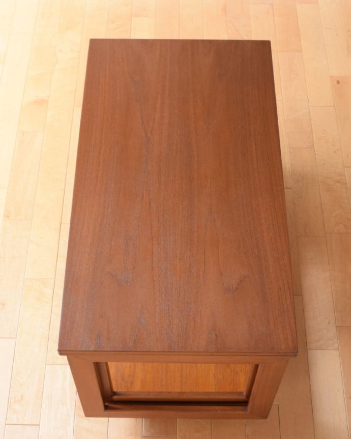 アンティークのテーブル　アンティーク家具　コーヒーテーブル　畳むとこんなにスリムなサイズリーフを開く前はこんな形です。(x-1360-f)