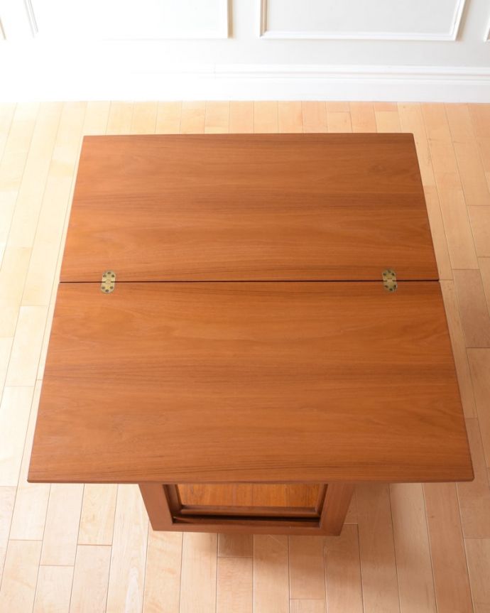 アンティークのテーブル　アンティーク家具　コーヒーテーブル　天板を広げてみると･･･広げてみると、まるで違う家具のような形。(x-1360-f)