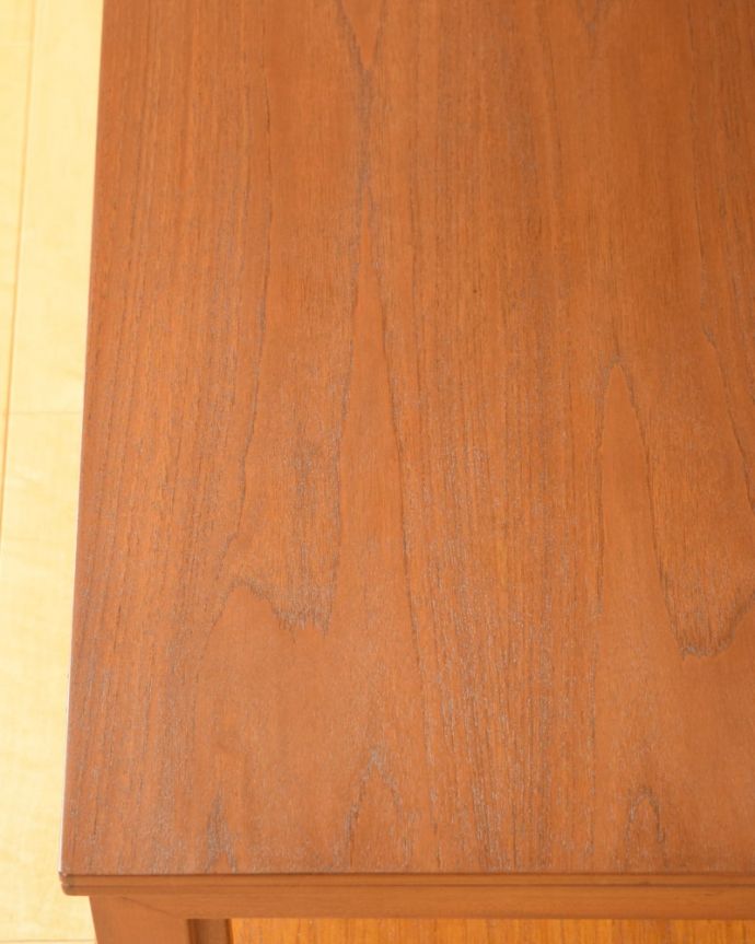 アンティークのテーブル　アンティーク家具　コーヒーテーブル　近づいてみると…アンティークは新品ではないので、もちろん経年変化によるキズはありますが、専門の職人がキレイにお直しをしているので、どこから見てもキレイです。(x-1360-f)