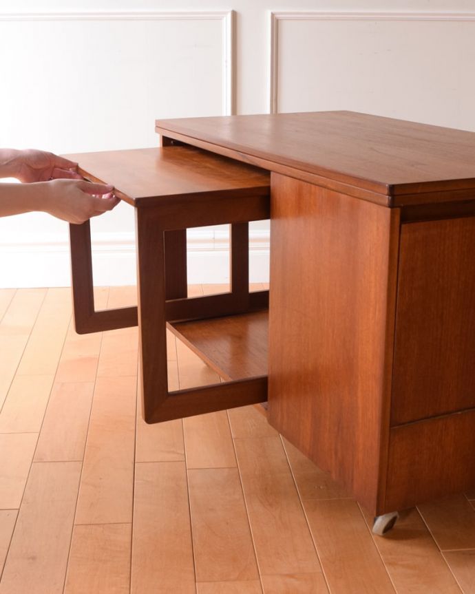 アンティークのテーブル　アンティーク家具　コーヒーテーブル　あっという間にサイズが変えれます。(x-1360-f)