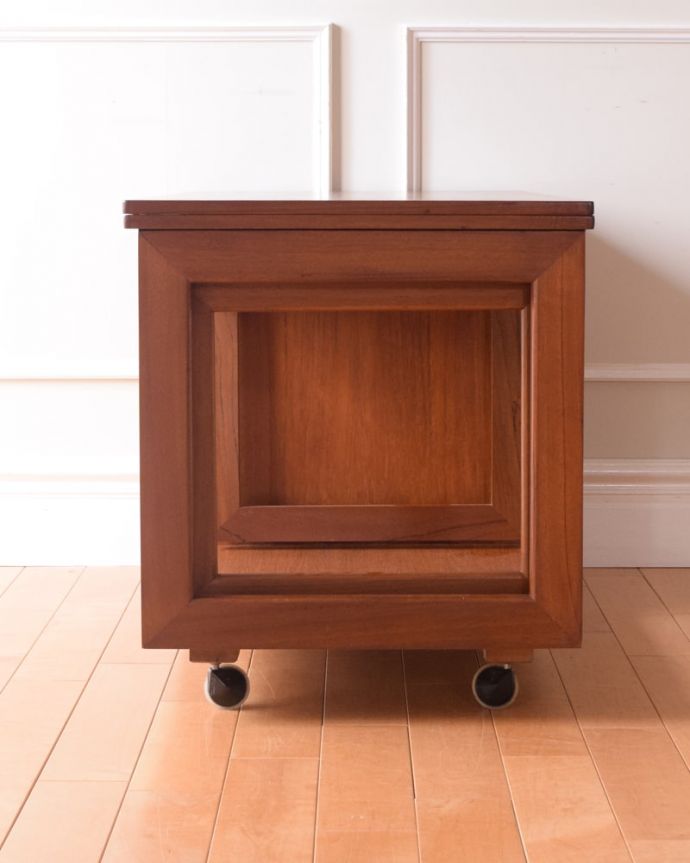 アンティークのテーブル　アンティーク家具　ヴィンテージのコーヒーテーブル、イギリスで見つけた珍しい伸長式の家具　横から見てみてもカッコいい！北欧スタイルのテーブルは、横から見てもやっぱりスマートでカッコいいんです。(x-1360-f)