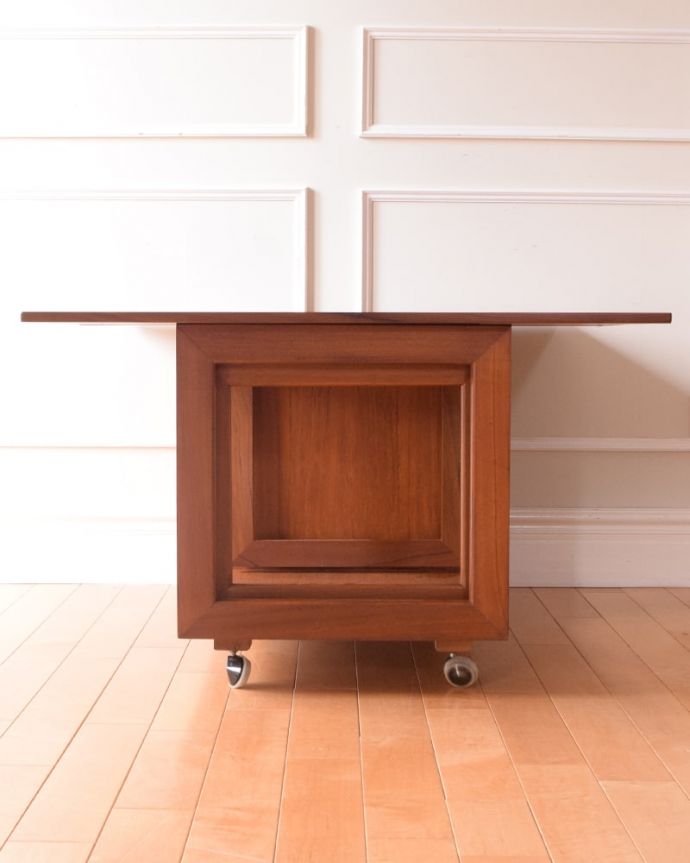 アンティークのテーブル　アンティーク家具　コーヒーテーブル　天板を広げるとこんな感じ開いても閉じても、自由に使える便利さが魅力です。(x-1360-f)