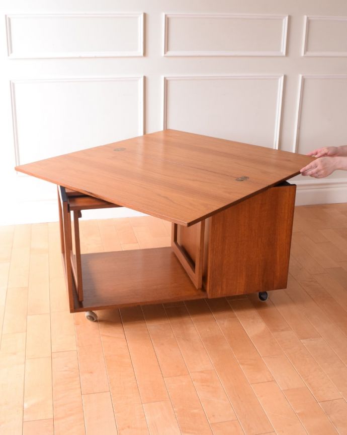 アンティークのテーブル　アンティーク家具　コーヒーテーブル　こちら側も、もちろんキレイですアンティークは新品ではないので、もちろん経年変化によるキズはありますが、専門の職人がキレイにお直しをしているので、どこから見てもキレイです。(x-1360-f)