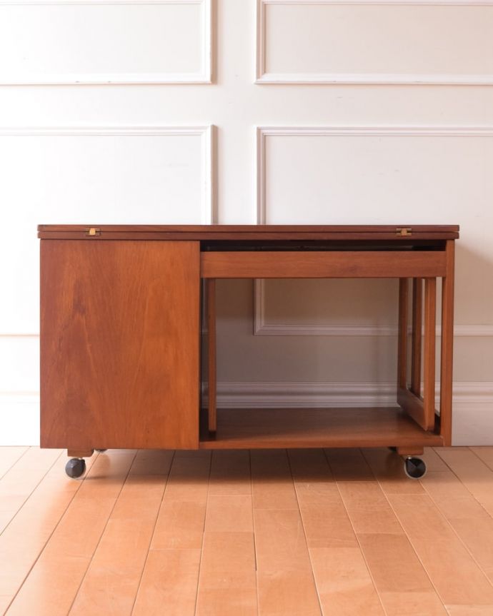 アンティークのテーブル　アンティーク家具　コーヒーテーブル　閉じると･･･まるで違う家具のような雰囲気。(x-1360-f)