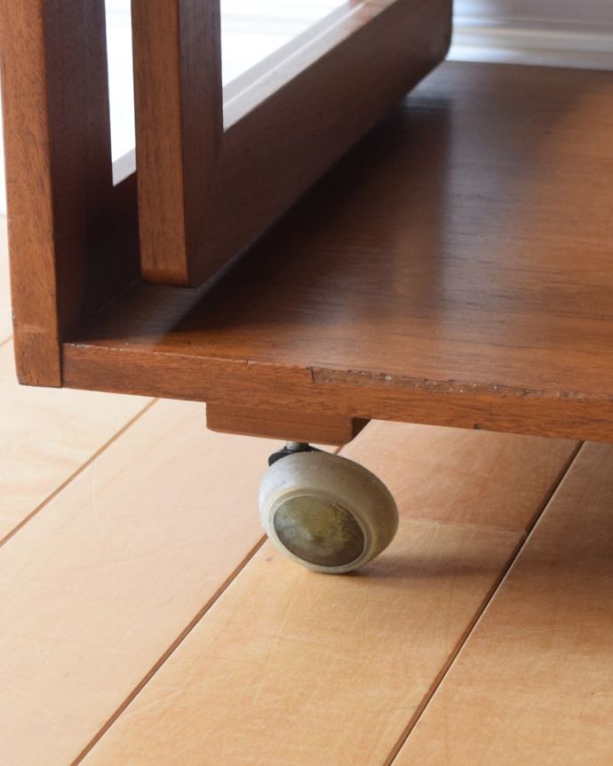 アンティークのテーブル　アンティーク家具　コーヒーテーブル　持ち上げなくても移動できます！Handleのアンティークは、脚の裏にフェルトキーパーをお付けしていますので、持ち上げなくても床を滑らせて移動させることが出来ます。(x-1360-f)