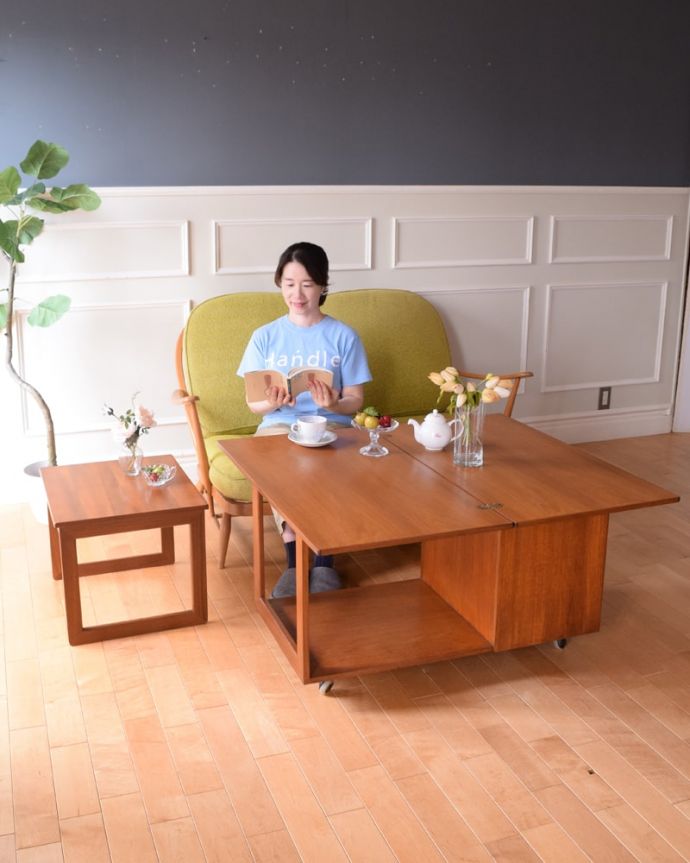 アンティークのテーブル　アンティーク家具　ヴィンテージのコーヒーテーブル、イギリスで見つけた珍しい伸長式の家具　スマートなカッコよさが人気のヒミツ北欧デザインのコーヒーテーブルは見た目のカッコよさと、どんなお部屋にも似合っちゃうシンプルなデザインが人気です。(x-1360-f)