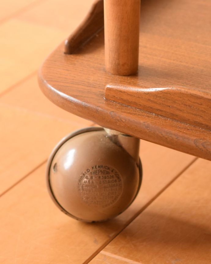 ERCOLの家具の脚