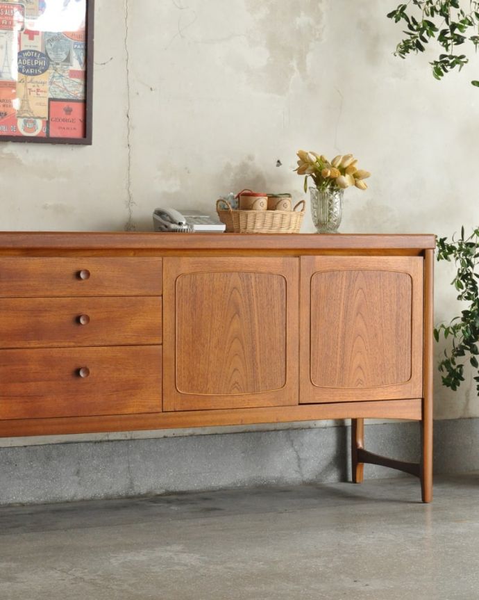 アンティークのキャビネット　アンティーク家具　サイドボード ネイサン　ヴィンテージ家具らしいあたたかさ。(x-1362-f)